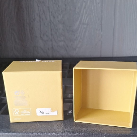 Michael Kors Gold and White Box - Picture 2 of 4